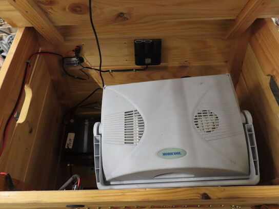 Salgsvogn med solpanel og strøm til køletaske