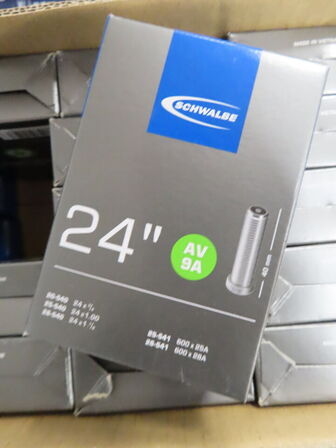 Tavle med værktøj samt indhold på pallen