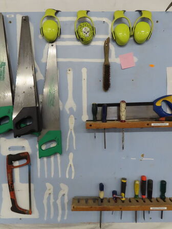 Tavle med værktøj samt indhold på pallen