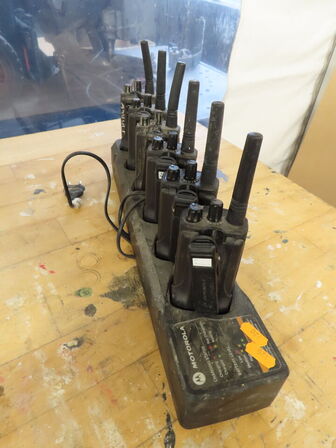 6 stk. radioer med fælleslader, MOTOROLA