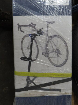 Tavle med værktøj samt indhold på pallen