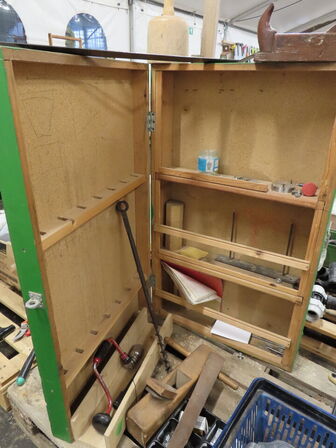 Værktøjssab m.m. på pallen