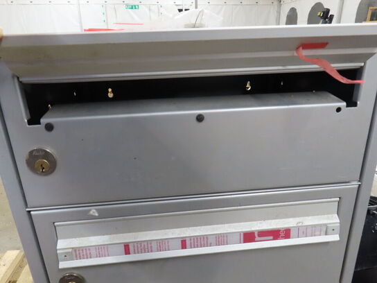 Postkasseskab, med nøgle