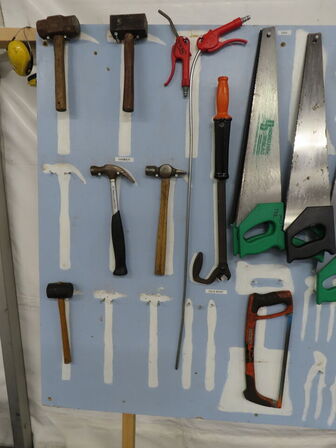 Tavle med værktøj samt indhold på pallen