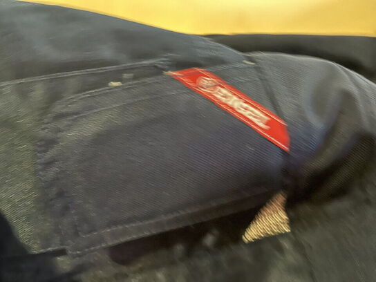 Div. arbejdstøj i kassen