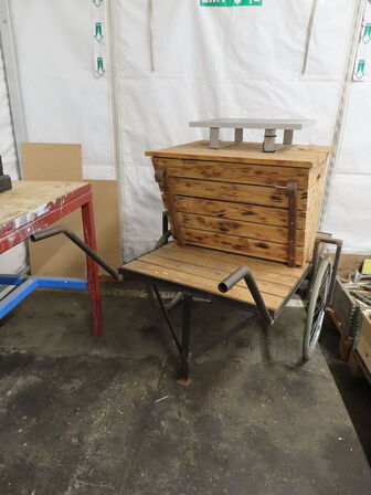 Salgsvogn med solpanel og strøm til køletaske