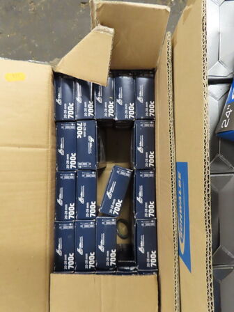 Tavle med værktøj samt indhold på pallen