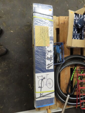 Tavle med værktøj samt indhold på pallen