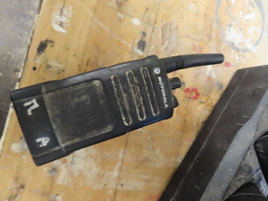 6 stk. radioer med fælleslader, MOTOROLA