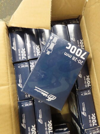 Tavle med værktøj samt indhold på pallen