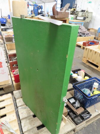 Værktøjssab m.m. på pallen