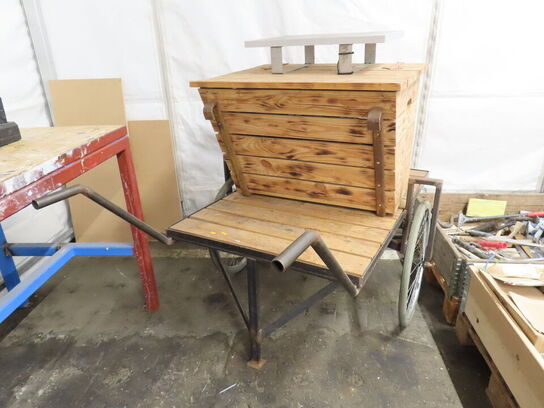 Salgsvogn med solpanel og strøm til køletaske