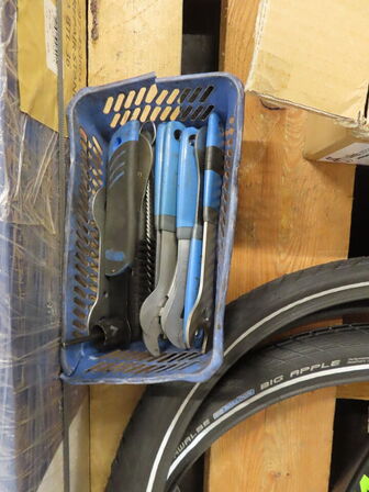 Tavle med værktøj samt indhold på pallen