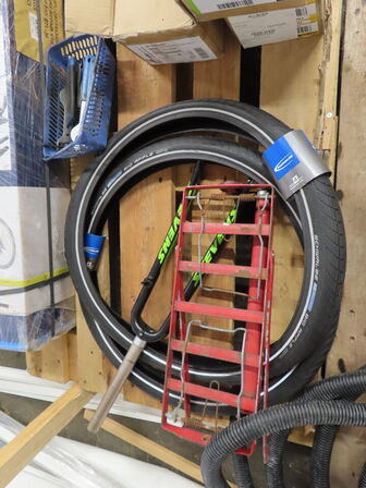 Tavle med værktøj samt indhold på pallen