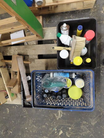 Værktøjssab m.m. på pallen