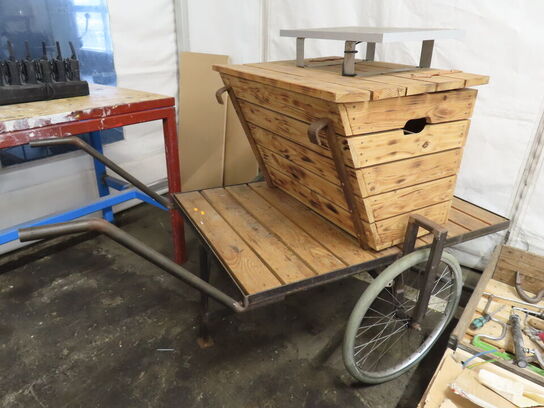 Salgsvogn med solpanel og strøm til køletaske