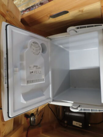 Salgsvogn med solpanel og strøm til køletaske