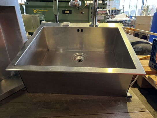 Stålvask med skyllearmatur