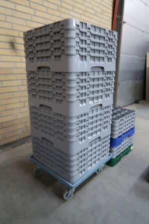 Lav kurvevogn med 8 stk. opvaskebakker