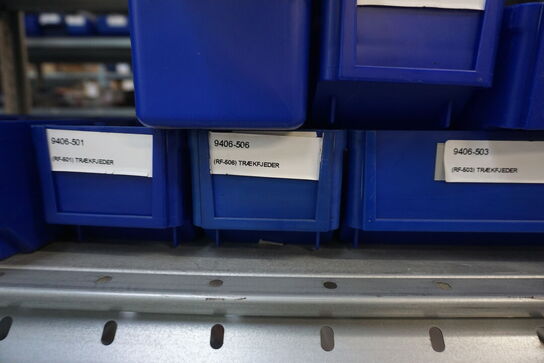 Indhold på reol af diverse reservedele 