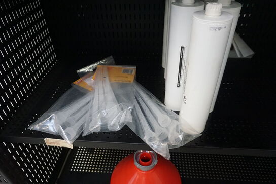 Indhold på reol af diverse fedt, rensespray, m.v.