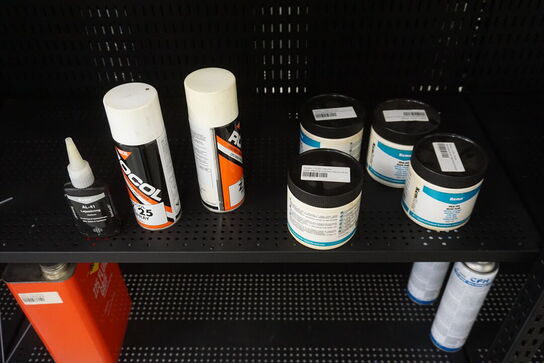 Indhold på reol af diverse spraydåser
