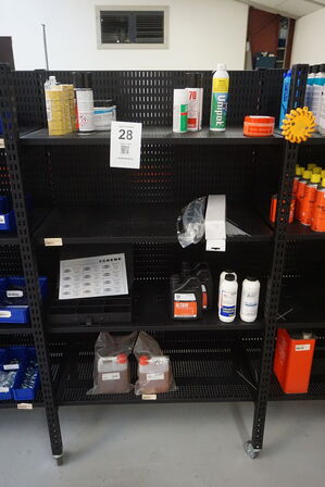 Indhold på reol af diverse spraydåser + Maskinhåndtag