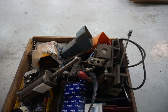 Palle med diverse reservedele, slanger, m.v.