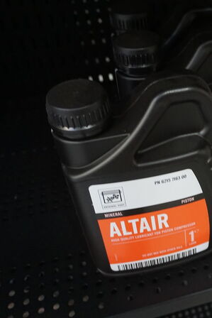 Indhold på reol af diverse spraydåser + Maskinhåndtag