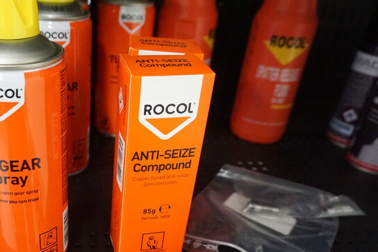 Indhold på reol af diverse fedt, regulatorer m.v.
