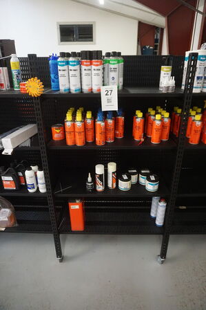 Indhold på reol af diverse spraydåser