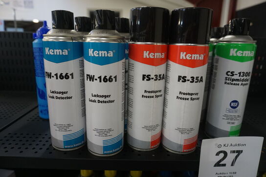 Indhold på reol af diverse spraydåser