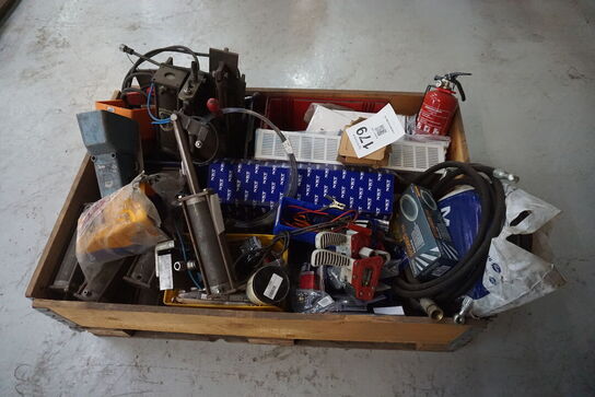 Palle med diverse reservedele, slanger, m.v.