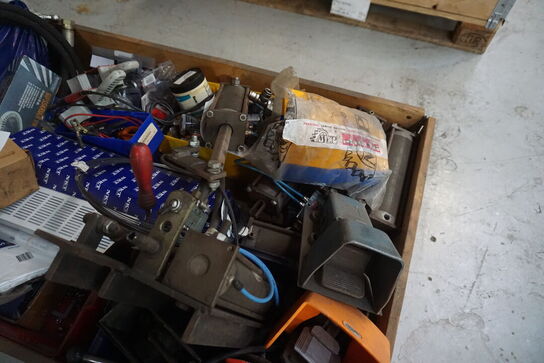 Palle med diverse reservedele, slanger, m.v.