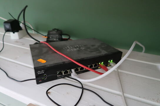 Router CISCO SG350-10P, Accesspoint ZYXEL NWA50AX