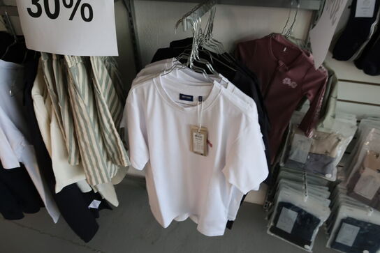 Vægreol med div. børnetøj ONLY & SONS (forskellige størrelser, se billeder for mere info)
