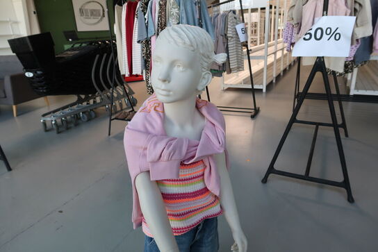 Mannequin med div. børnetøj