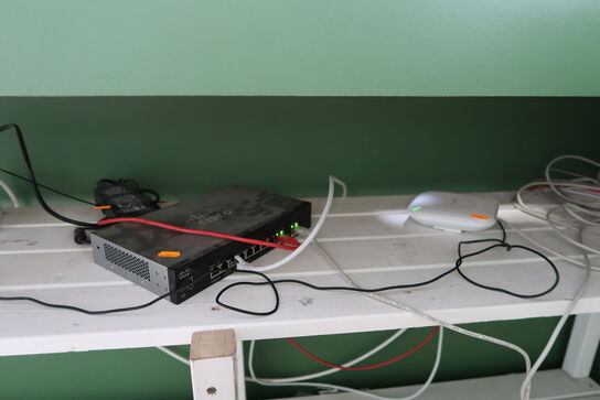 Router CISCO SG350-10P, Accesspoint ZYXEL NWA50AX