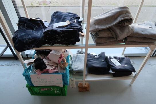 Reol med div. børnetøj NAME IT, BASIC NEEDS, ONLY & SONS m.fl. (forskellige størrelser, se billeder for mere info)