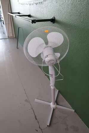 Skilt, skraldespand samt gulvventilator