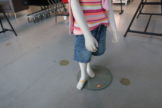 Mannequin med div. børnetøj