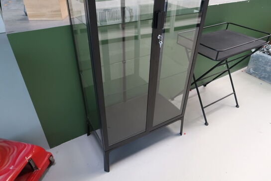 Glasskab samt bakke på stel