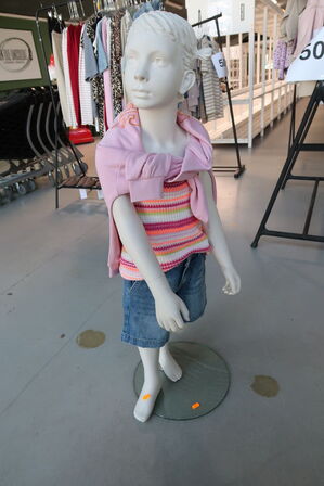 Mannequin med div. børnetøj
