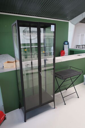 Glasskab samt bakke på stel