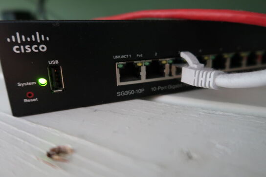 Router CISCO SG350-10P, Accesspoint ZYXEL NWA50AX
