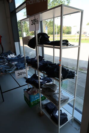 Reol med div. børnetøj NAME IT, BASIC NEEDS, ONLY & SONS m.fl. (forskellige størrelser, se billeder for mere info)