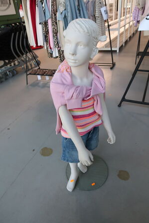 Mannequin med div. børnetøj