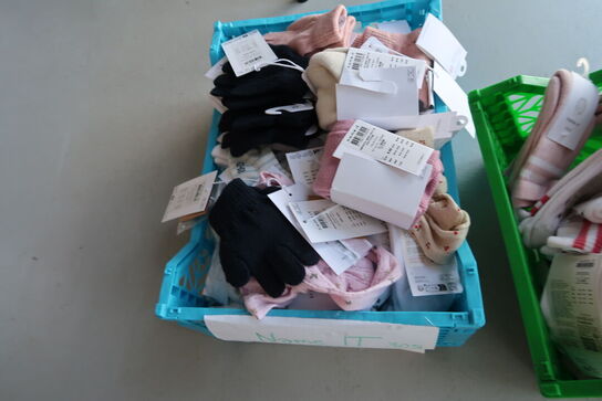 Reol med div. børnetøj NAME IT, BASIC NEEDS, ONLY & SONS m.fl. (forskellige størrelser, se billeder for mere info)