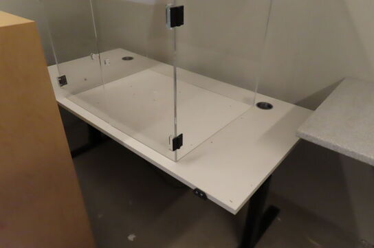 Hæve-/sænkebord + reol mv. 