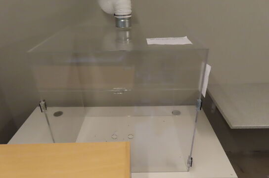 Hæve-/sænkebord + reol mv. 